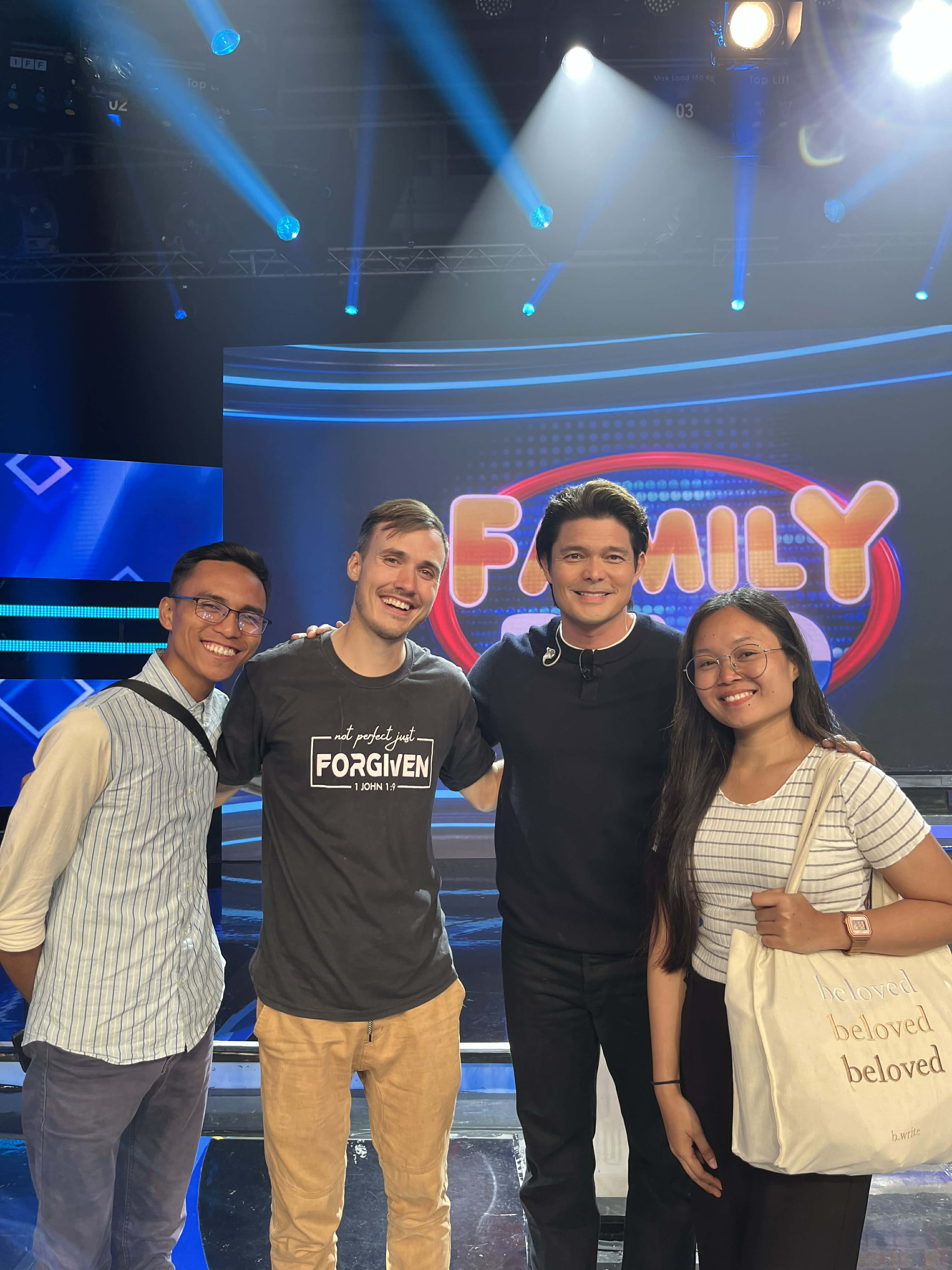 Meeting celebrity Dingdong Dantes and sharing tracts with him.