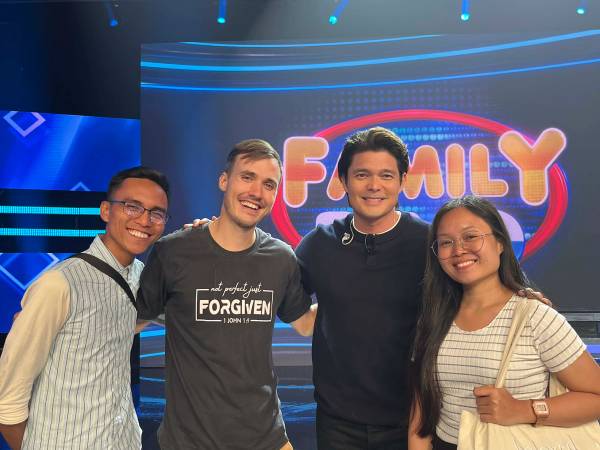 Meeting celebrity Dingdong Dantes and sharing tracts with him.
