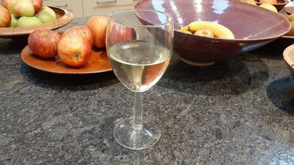 Wine-glass-website-to-crop-aspect-ratio-16-9-1000x563