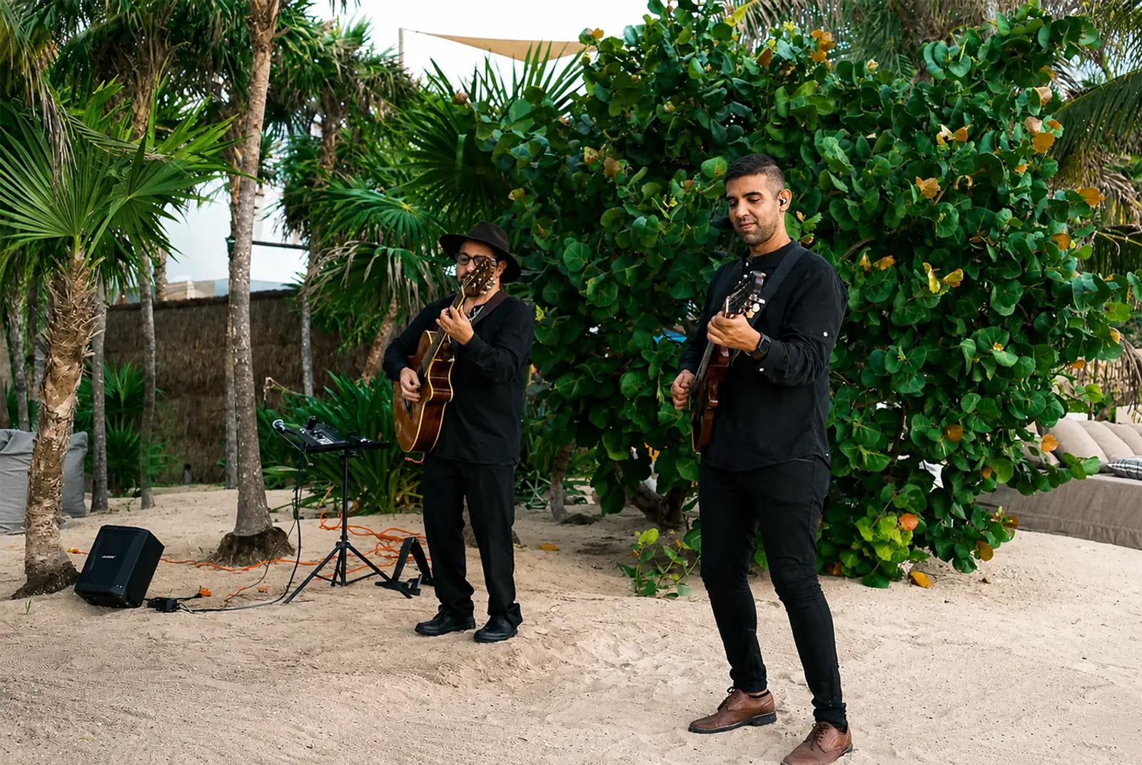 Live guitar duo in Private Villas Mexico's homes.