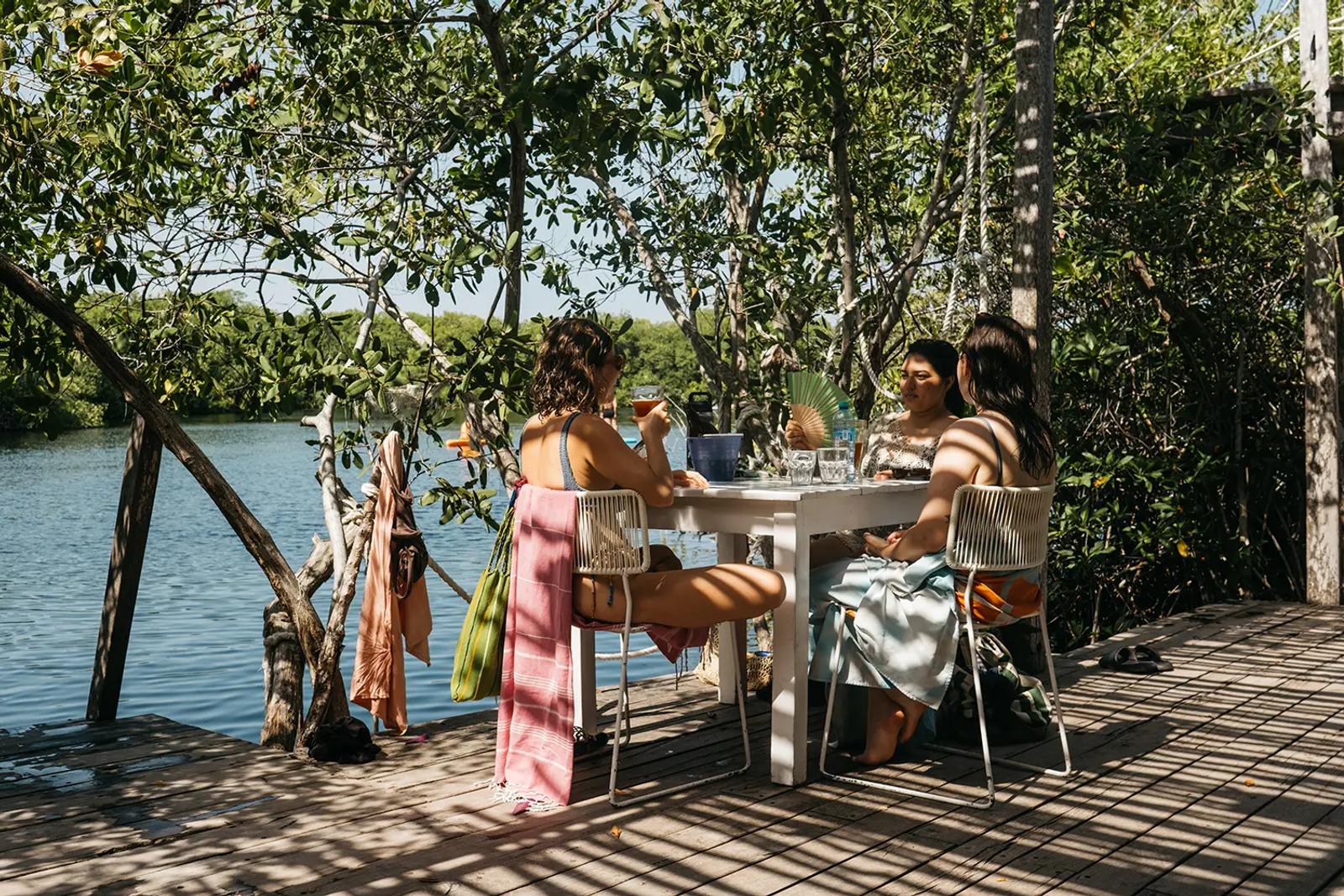 Relaxed girls lunch at La Panga del Compa, Tulum