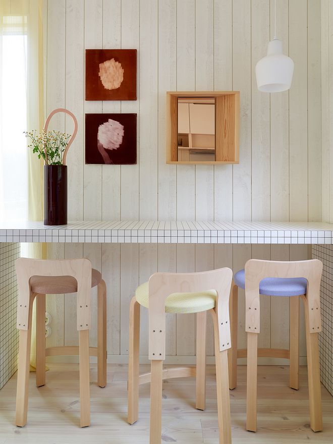 An image of Sommarnöjen's Sommar 30 miniature house, which is a part of the Architect's House exhibition: the kitchen and dining area decor.