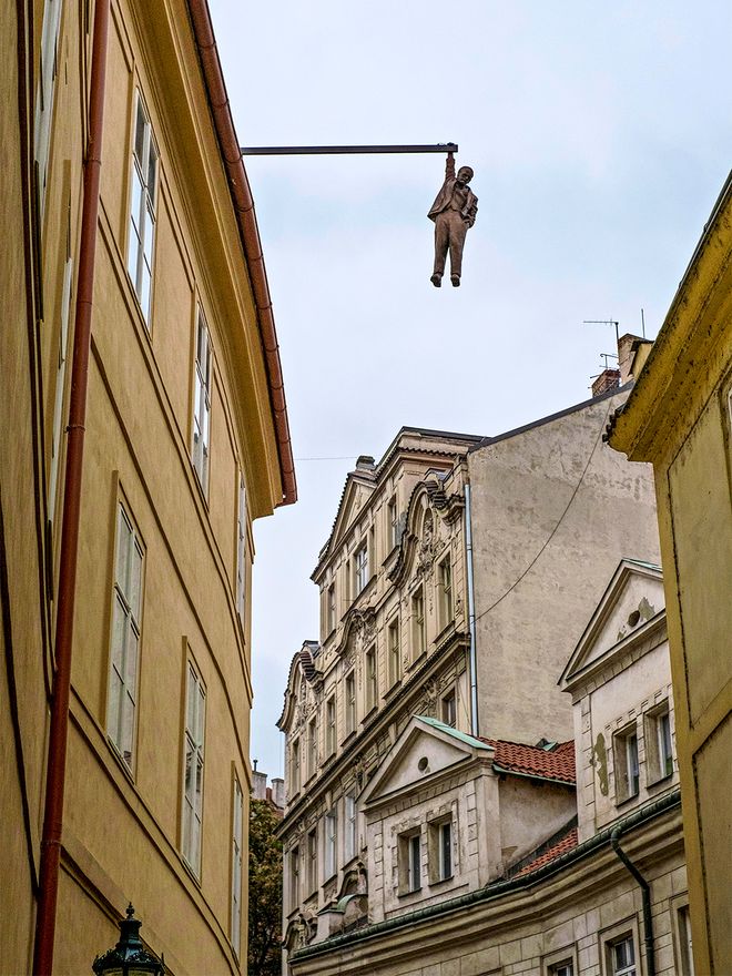 Roikkuva Freud, Praha