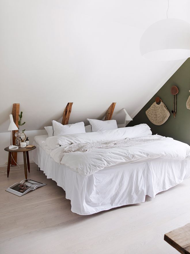 Ceiling beams in the bedroom