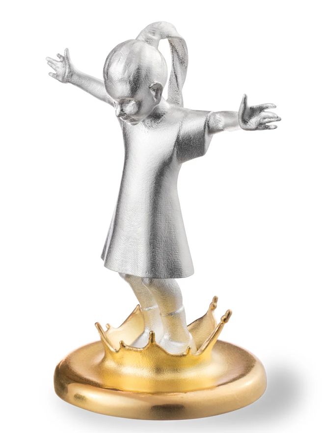 Puddle Girl sculpture by Kim Simonsson.