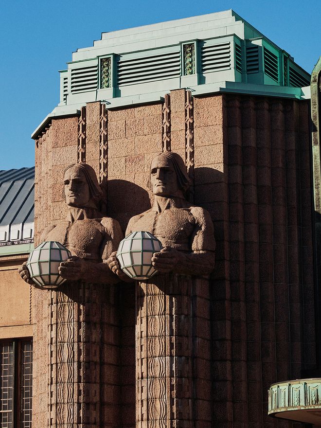 Lyhdynkantajat at Helsinki Central Station
