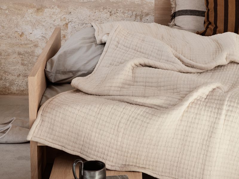 Decorate the bedroom for summer