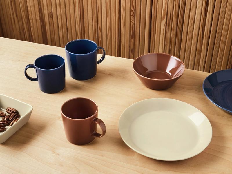 Iittala juhlistaa 70-vuotiasta Teemaa uusilla vintage-henkisillä sävyillä