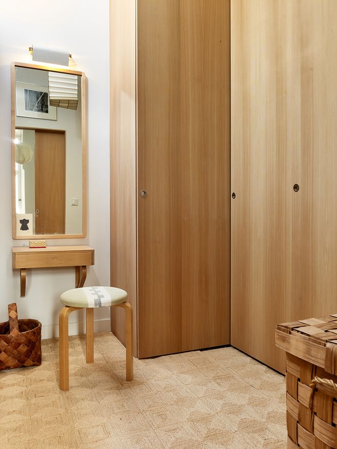 Dressing room with fixed cabinets 