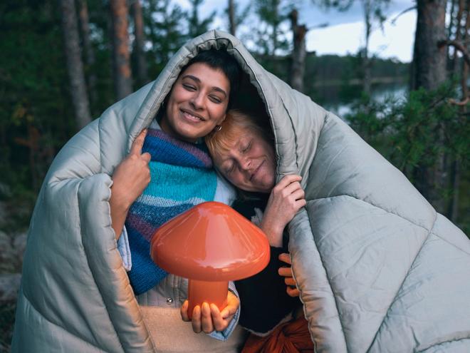 Kaksi onnellista ihmistä metsässä