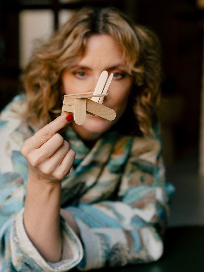 Faye Toogood ja Peace-tuolin pienoismalli