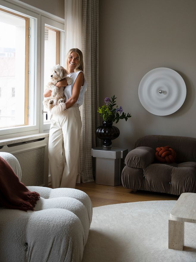 Emma Välikoski and Elmo-the-dog in the living room
