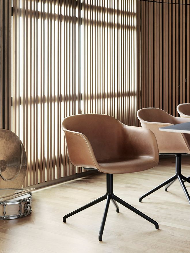 Muuto Fiber armchair, swivel base, cognac leather - black