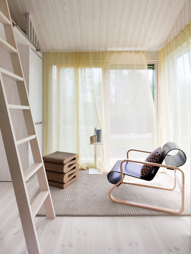 An image of Sommarnöjen's Sommar 30 miniature house, which is a part of the Architect's House exhibition: the living room decor