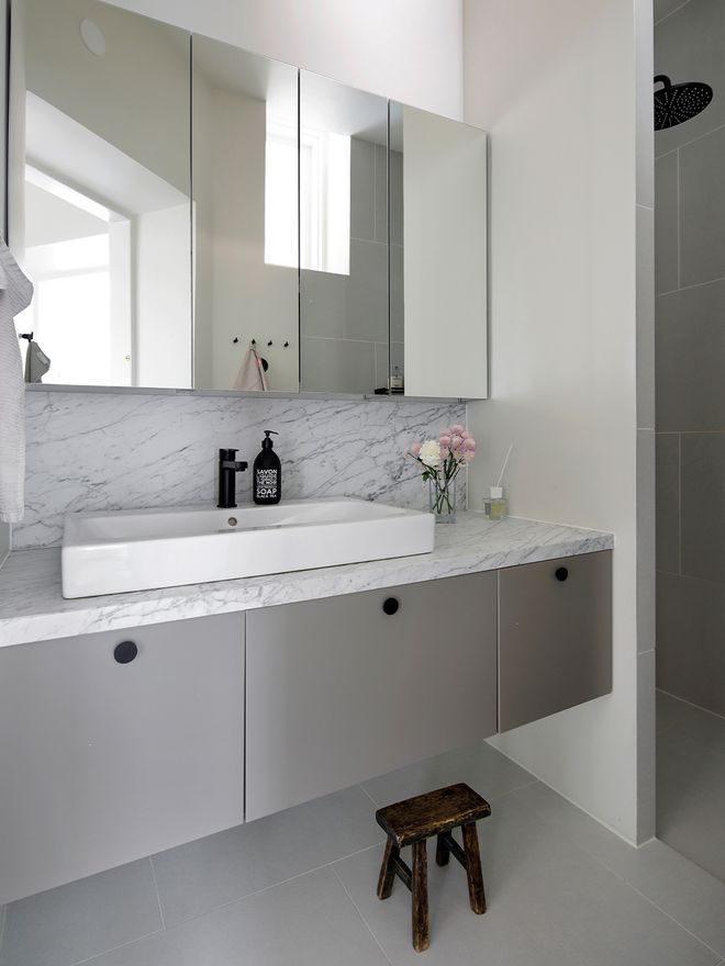 Bathroom with marble and gray tones