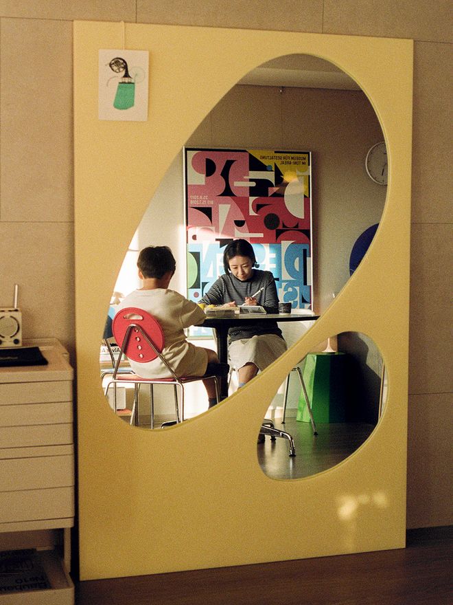 A șelf-designed mirror