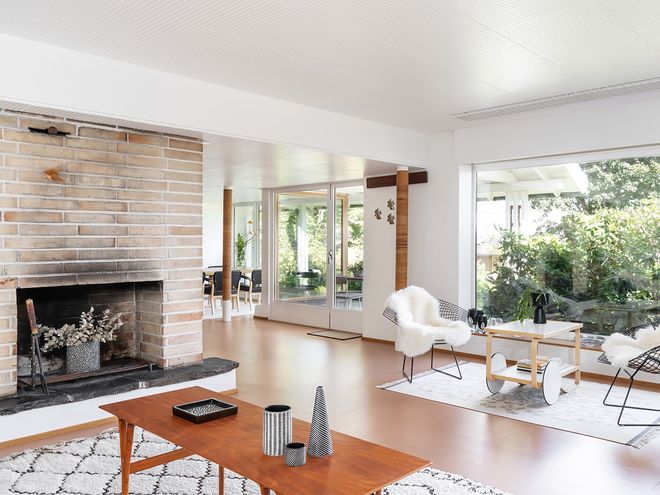 An image featuring Villa Ervi designed by architect Aarne Ervi. The photo shows the interior of the living room.