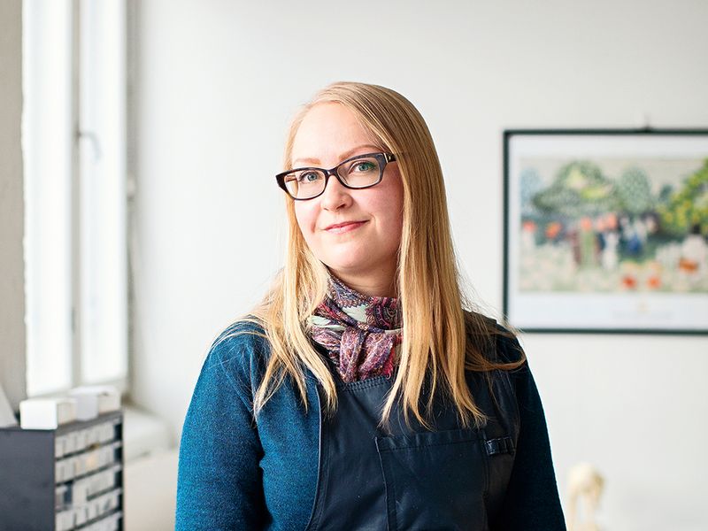 Sini Oksanen on konservaattori, joka korjaa rakkaat taide-esineet entiselleen