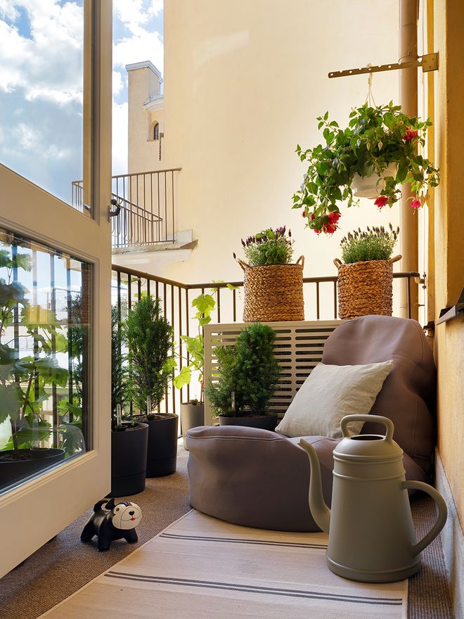 A courtyard side balcony
