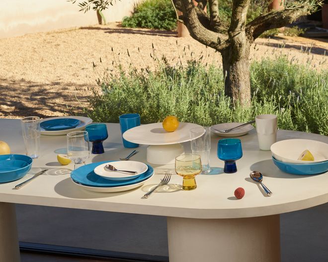Iittala Solare tableware set on a white table with sand and lavender in the background