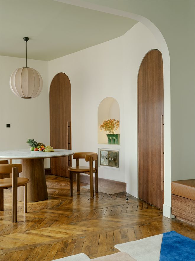 An image of an apartment in Paris, Lunain, designed by architect Louis Denavaut. The image features the dining room decor. 