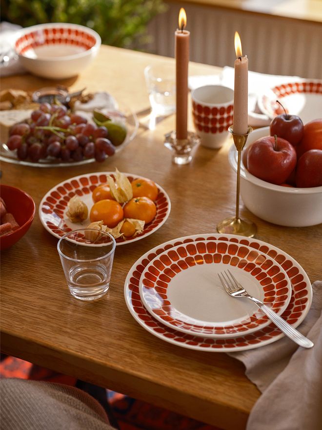 Christmas tableware 2022: Arabia 24h Tuokio plates in red