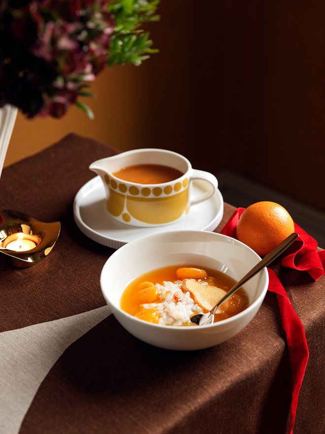 Arabia Sunnuntai pitcher in yellow and ride porridge with sweet apricot soup