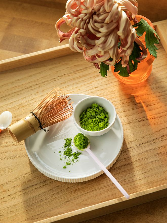 Matcha-jauhetta lautasella