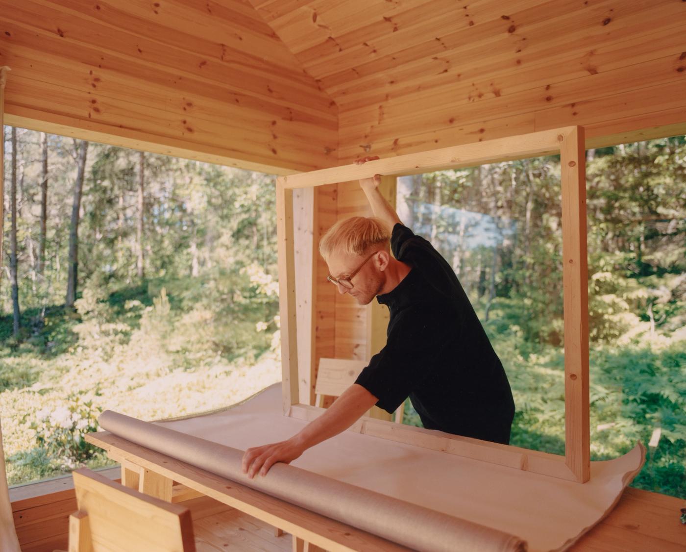 Staffan Sundström stretching a canvas