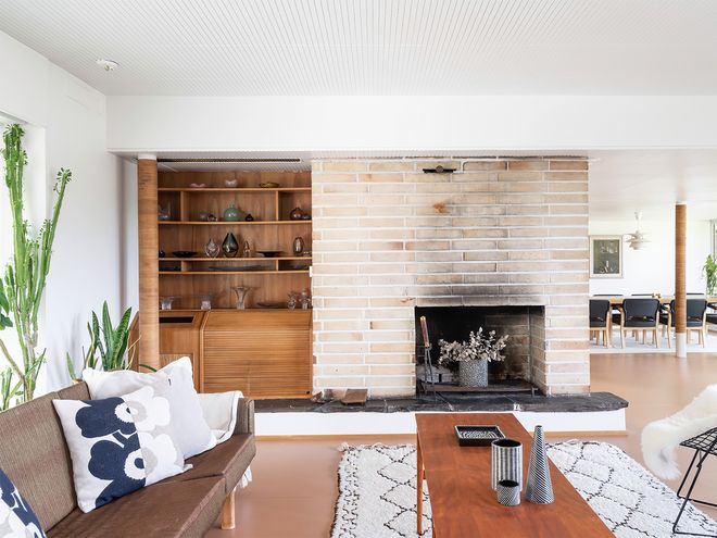 An image featuring Villa Ervi designed by architect Aarne Ervi. The photo shows the interior of the living room.