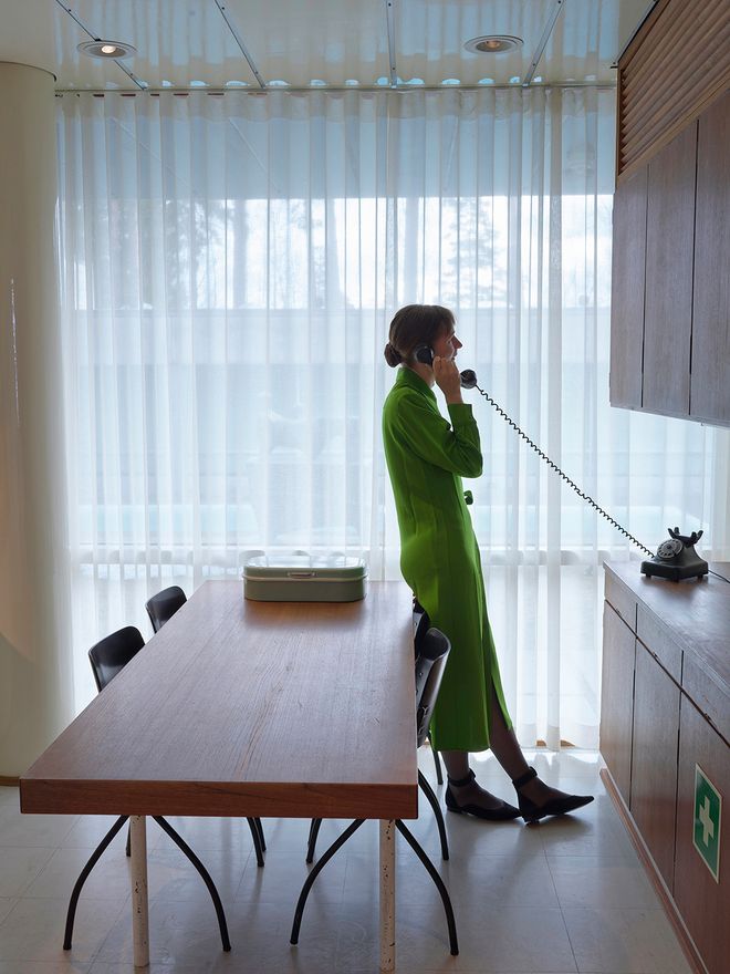 Elina Brotherus: Kitchen (Telephone 2) 