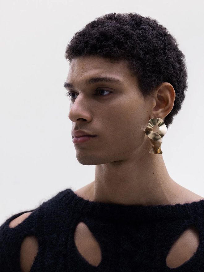 Kalevala Koru bronze Alluring earring worn by a model.