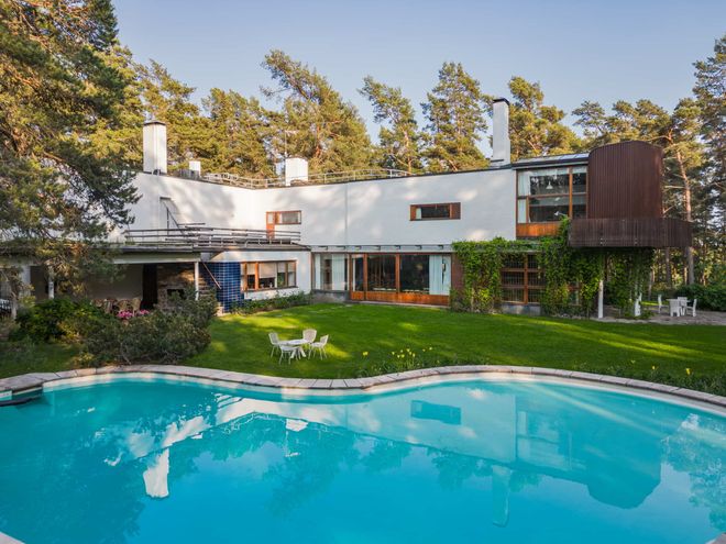 Facade and swimming pool of Villa Mairea