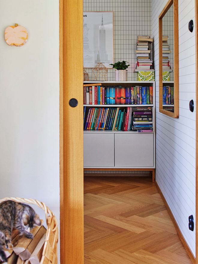 Carpenter Teemu Siniranta's house, bookshelf