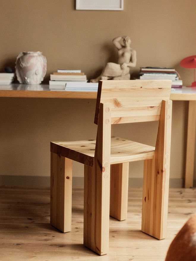 Vaarnii 001 dining chair in pine, set on front of an Artek table