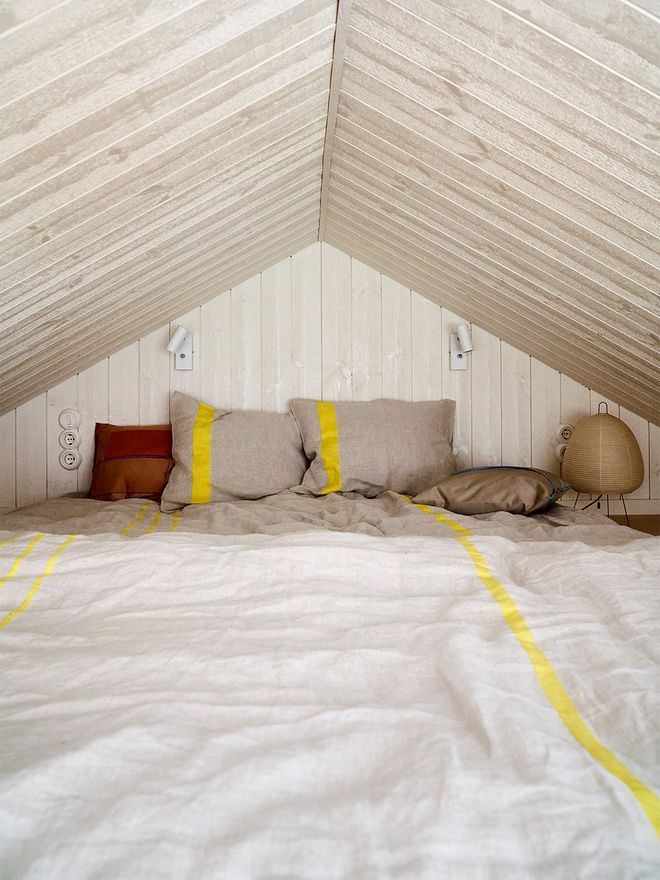 An image of Sommarnöjen's Sommar 30 miniature house, which is a part of the Architect's House exhibition: the bedroom decor.