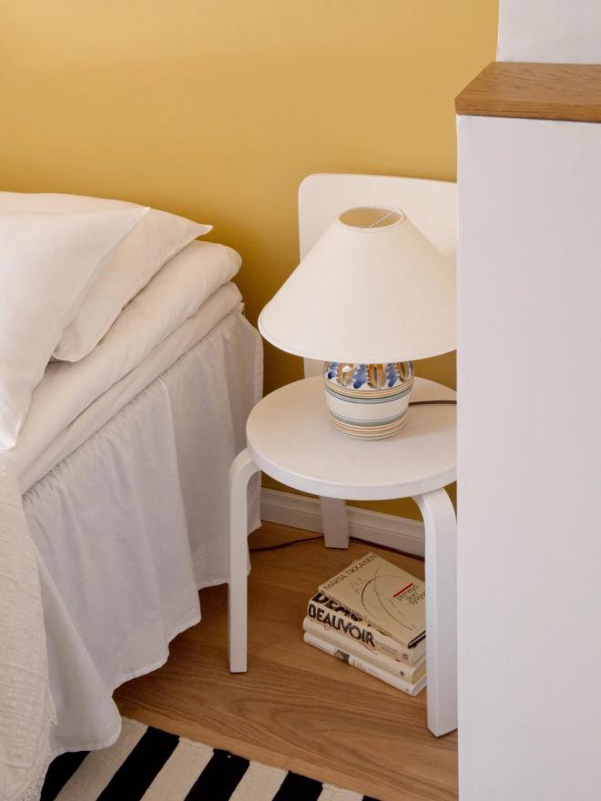 A hand-painted table lamp by Arabia