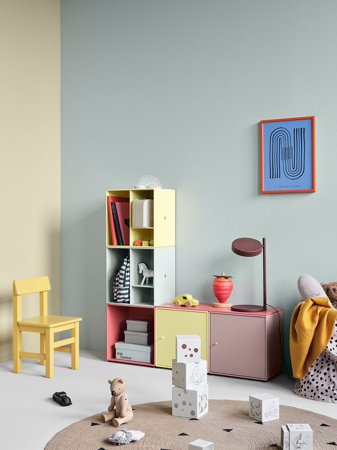 Kuva, jossa Montan Furnituren Montana Mini -säilytysmoduulit osana lastenhuoneen sisustusta.
