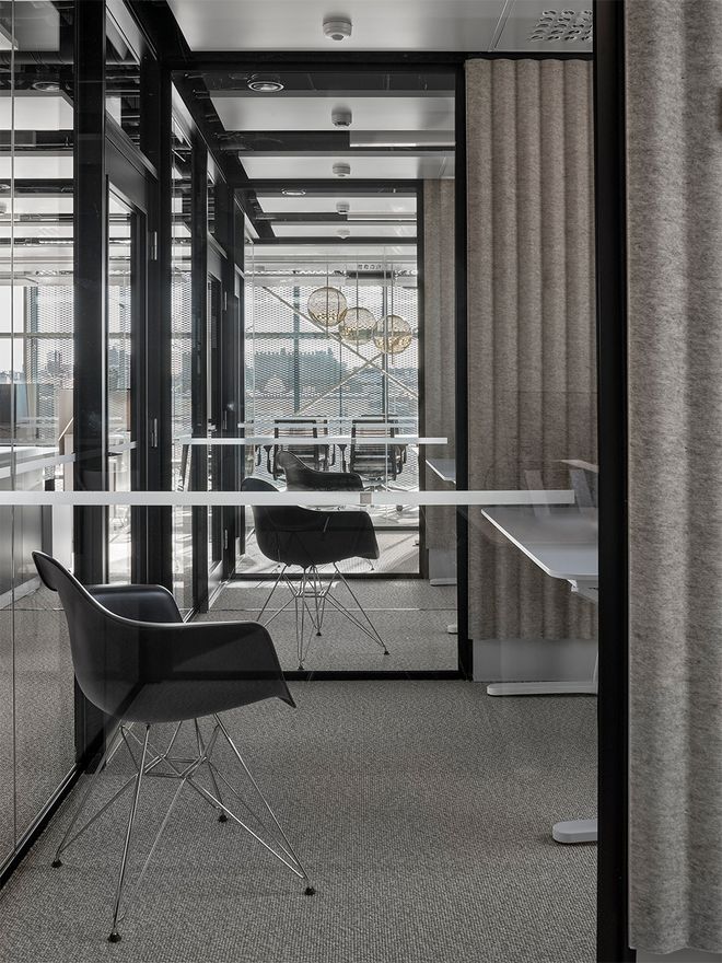 Vitra Eames DAR tuoli, deep black - kromi