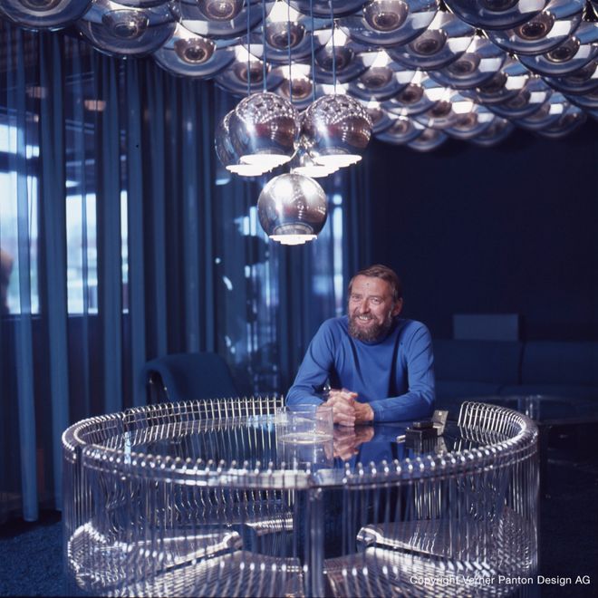 Verner Panton vanhassa arkistokuvassa suunnittelemiensa futurististen esineiden ympäröimänä