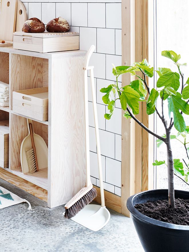Iris Hantverk Dustpan and brush set