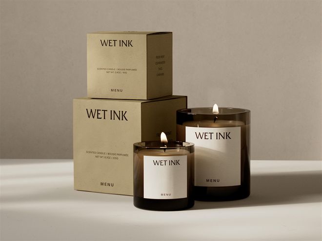 MENUn erikokoisia Wet Ink -tuoksukynttilöitä pakkauksineen