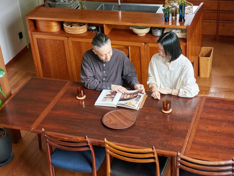 Ryu Hinata ja Yui Taira rentoutumassa puupintaisessa olohuoneessa ja ruokailutilassa metsän reunalla sijaitsevassa kodissaan Tokiossa