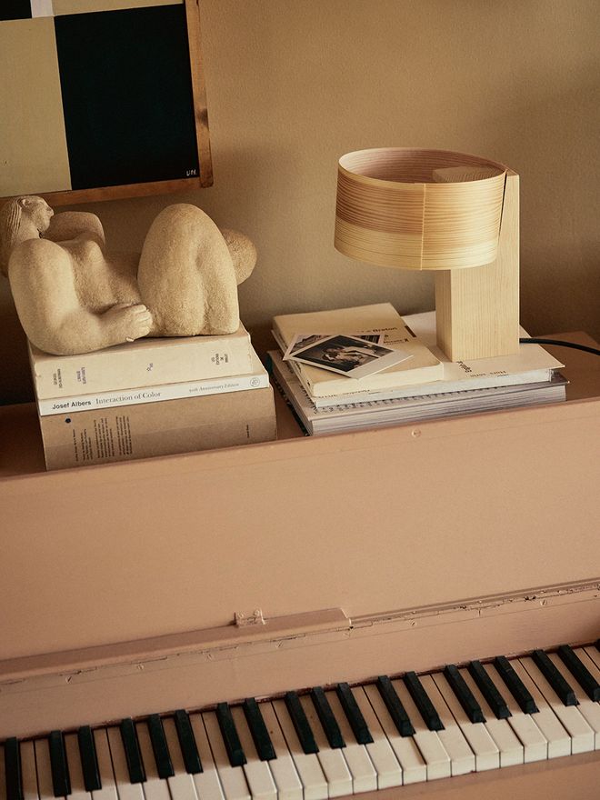 A beige piano and Vaarnii 018 Hoop table lamp