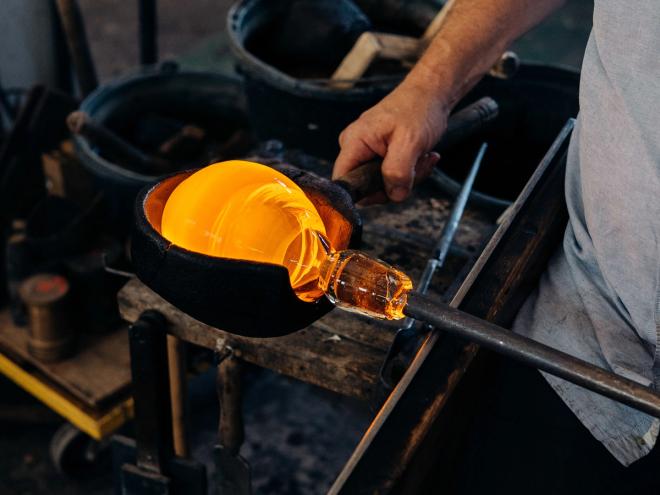 Glass blowing and melting glass in a mould