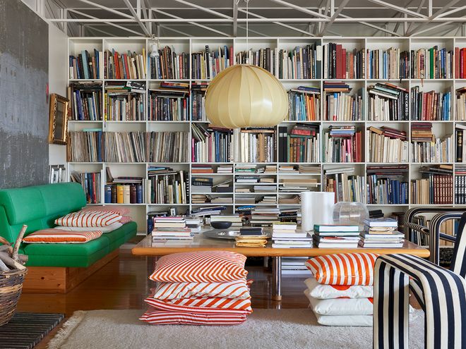 A bookshelf in the Nurmesniemi home
