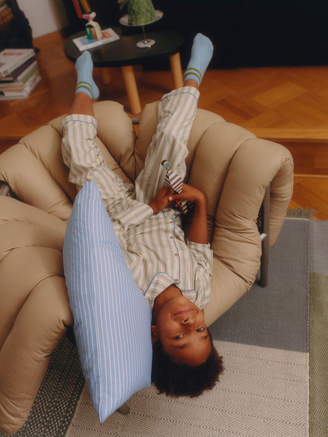 A child playing in Hemin Puffy lounge chair