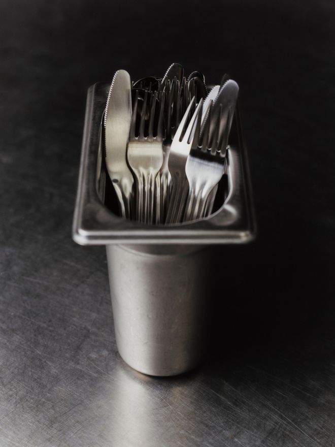 Lähikuva Service Projectsin teräksisistä Canteen-ruokailuvälineistä