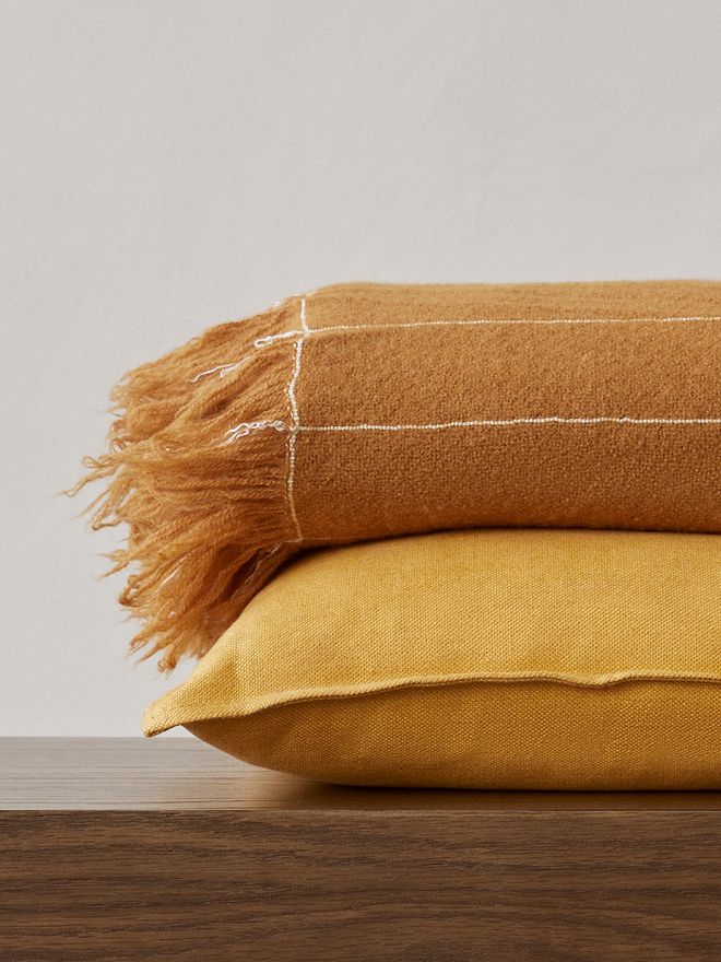 Menu  Battus throw, ochre