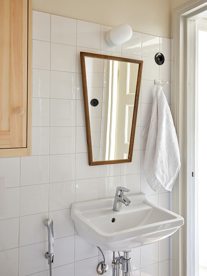 A bathroom tiled with white Pukkila tiles